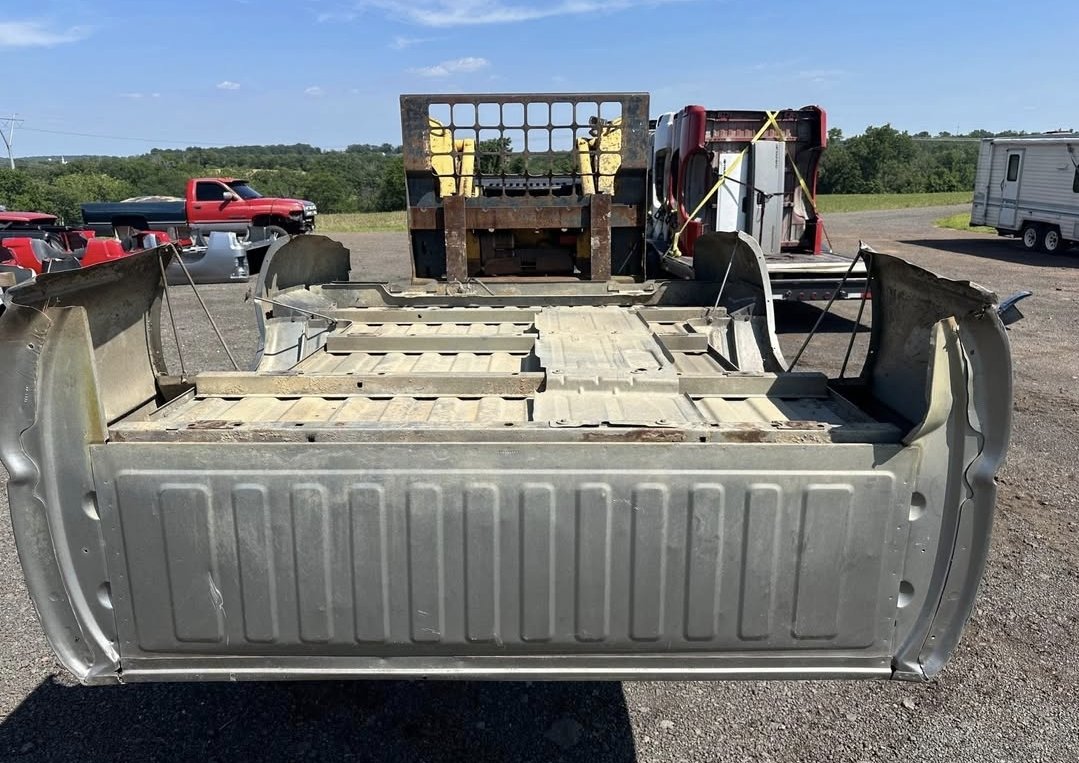 Rust free 99-06 Chevy/gmc 6.5ft bed - Image 7