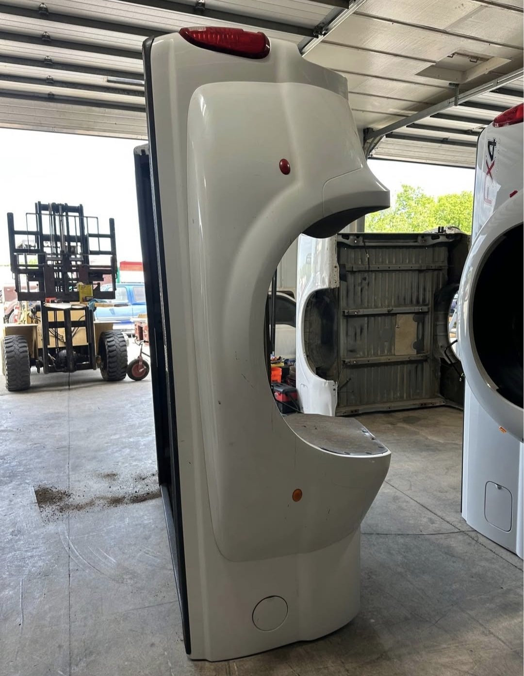 2006 f350 Dually Bed Oxford White - Image 2